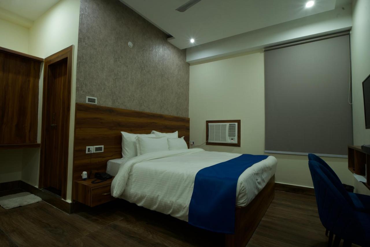 Dolphin Club Hotel Chinhat Ngoại thất bức ảnh