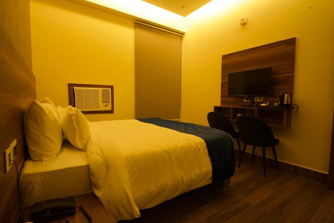 Dolphin Club Hotel Chinhat Ngoại thất bức ảnh