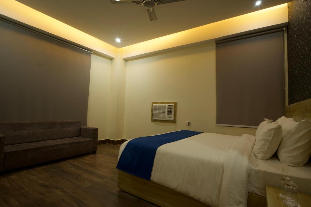 Dolphin Club Hotel Chinhat Ngoại thất bức ảnh