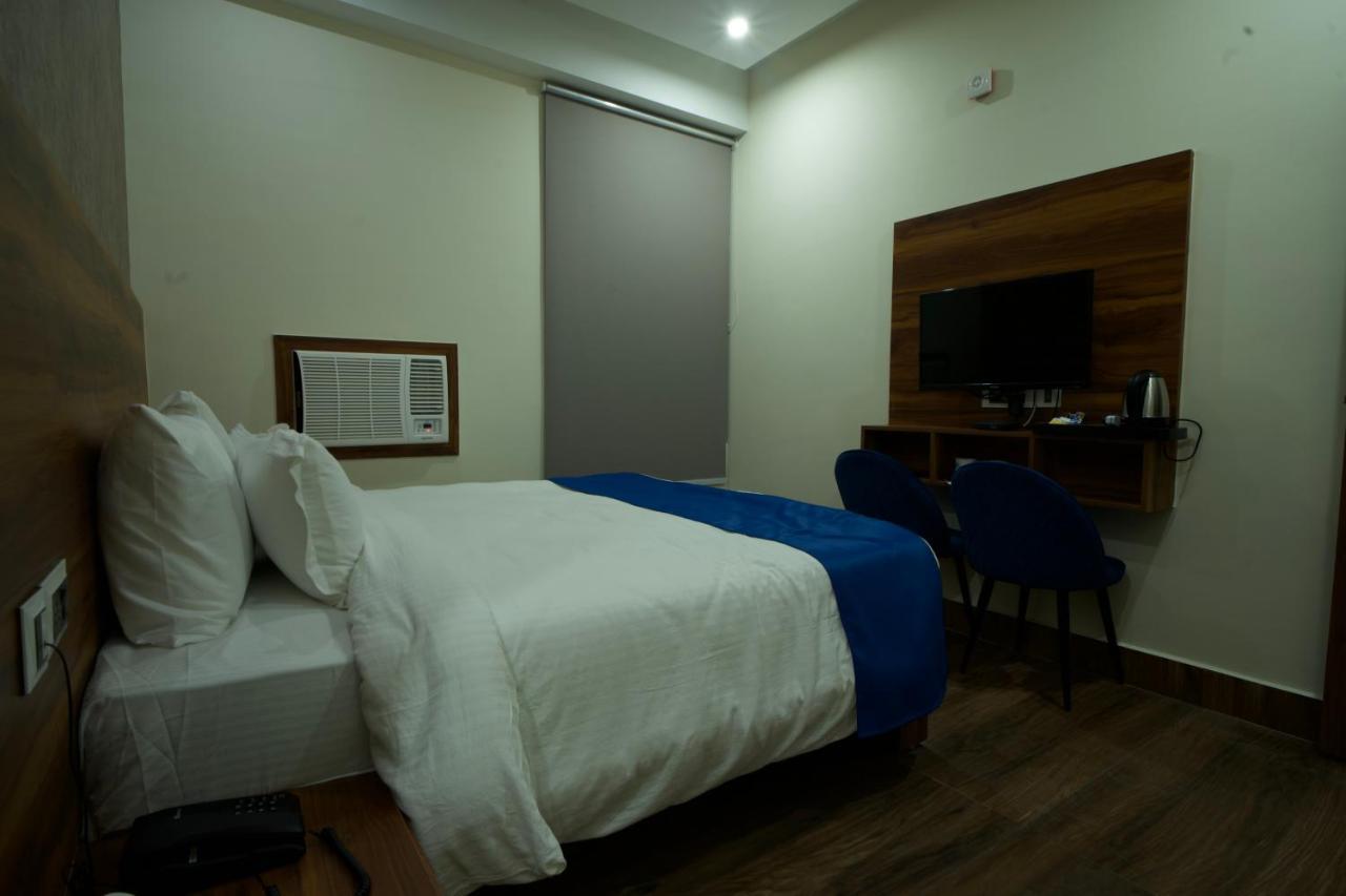 Dolphin Club Hotel Chinhat Ngoại thất bức ảnh