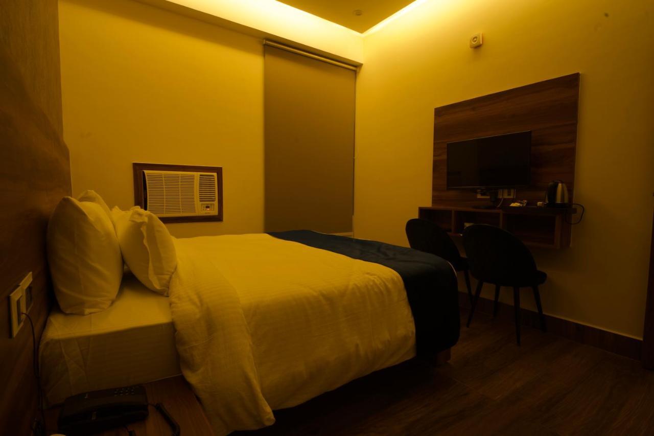 Dolphin Club Hotel Chinhat Ngoại thất bức ảnh