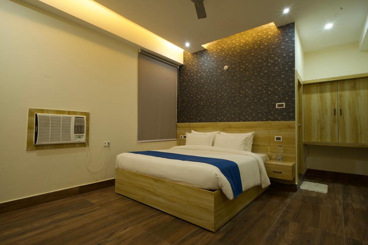 Dolphin Club Hotel Chinhat Ngoại thất bức ảnh