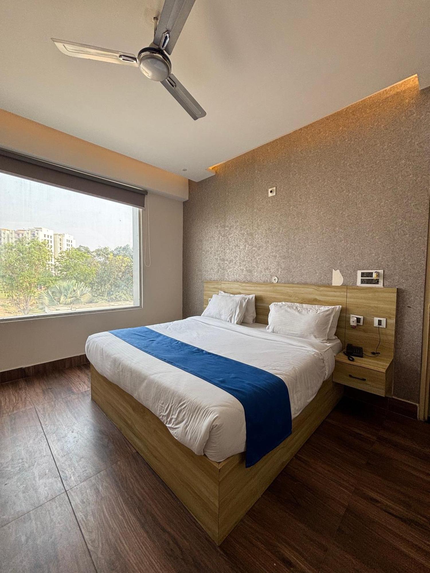 Dolphin Club Hotel Chinhat Ngoại thất bức ảnh