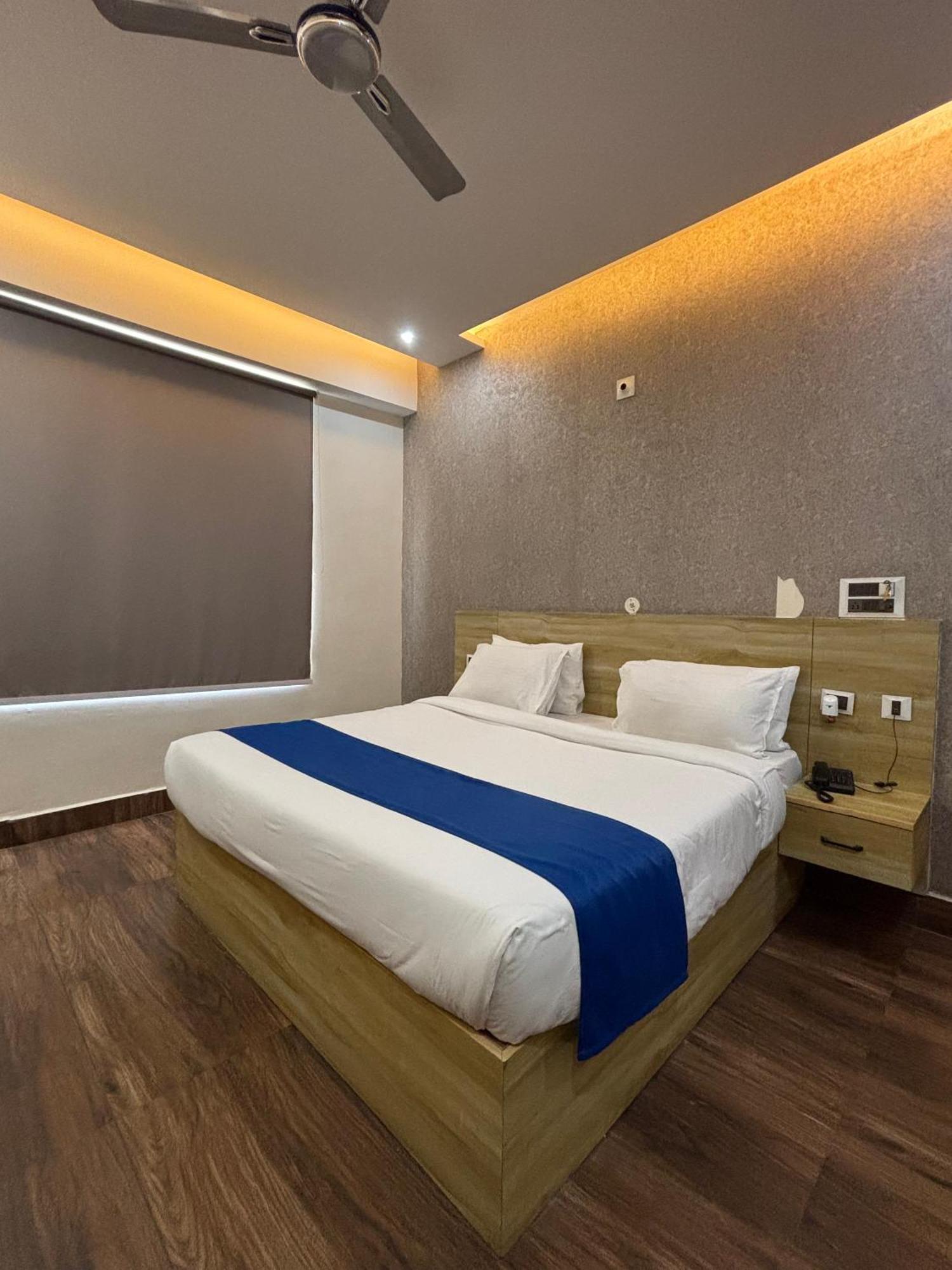 Dolphin Club Hotel Chinhat Ngoại thất bức ảnh